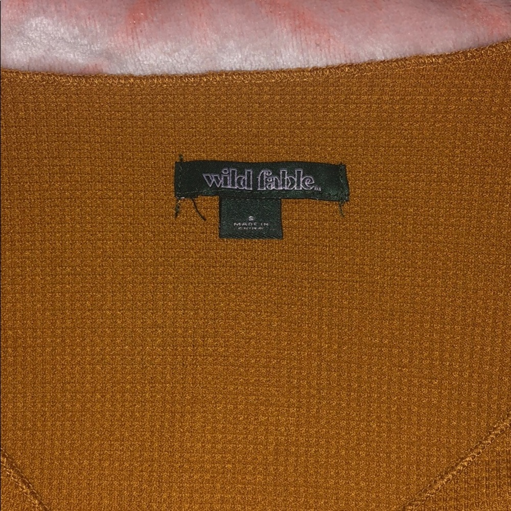 v-neck - Picture 3 of 3